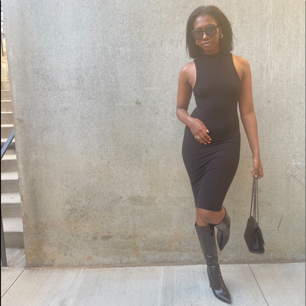 Black sleeveless dress